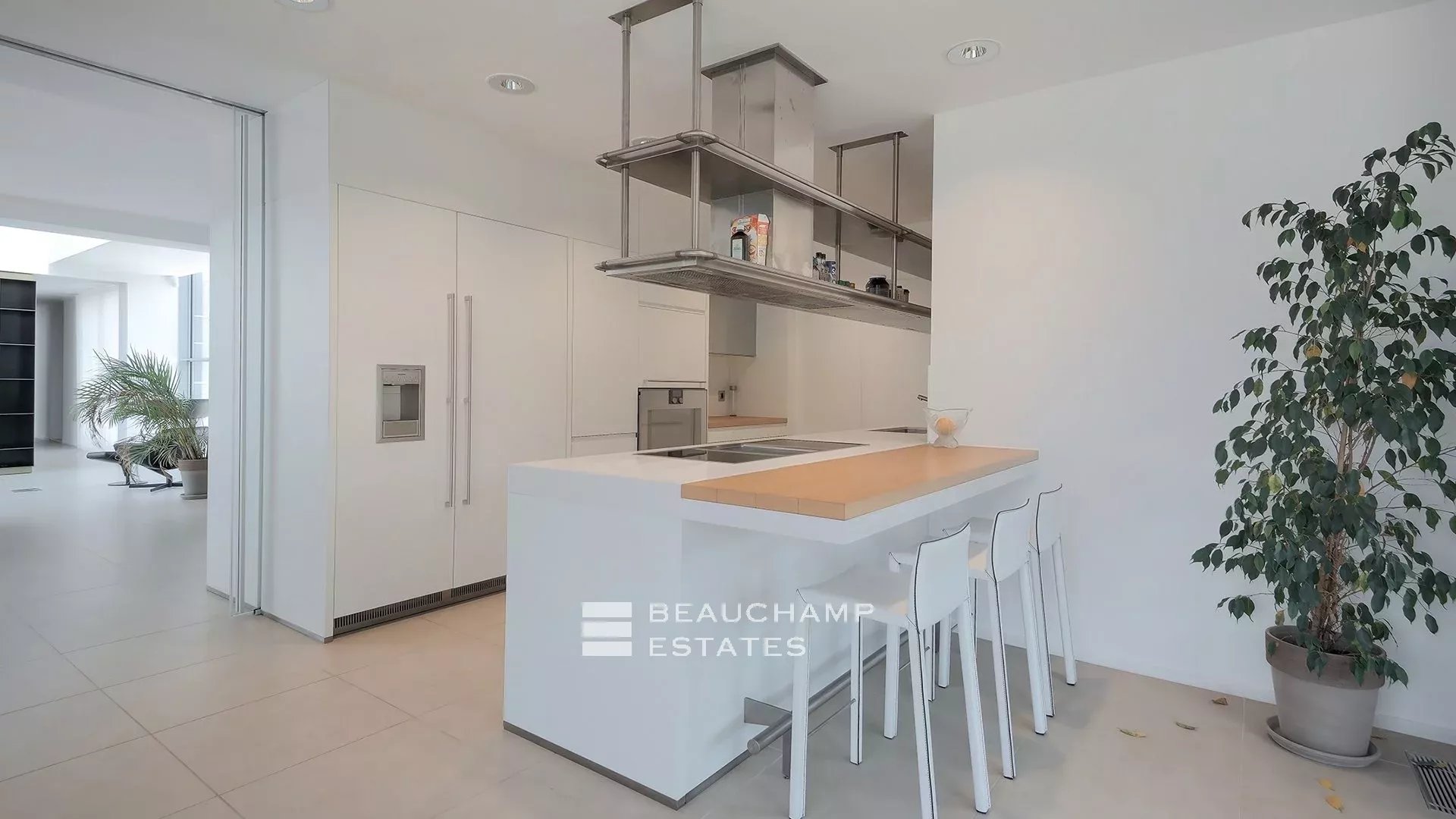 Villa moderne de 5 chambres située au coeur d’un domaine privé à proximité du village de Mougins Modern 5-bedroom villa located in the heart of a private estate near the village of Mougins