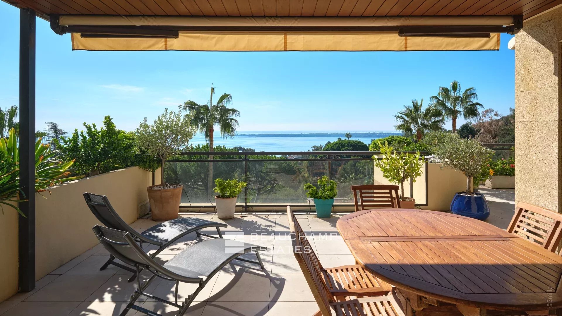 Magnifique appartement 3 chambres avec vue mer, Piscine et Tennis Magnificent 3 bedroom apartment with sea view – Swimming pool and Tennis