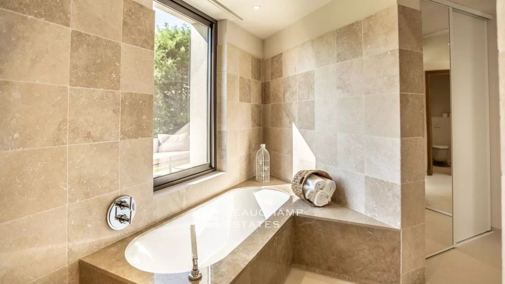 Exceptional modern villa with sea view in Beauvallon