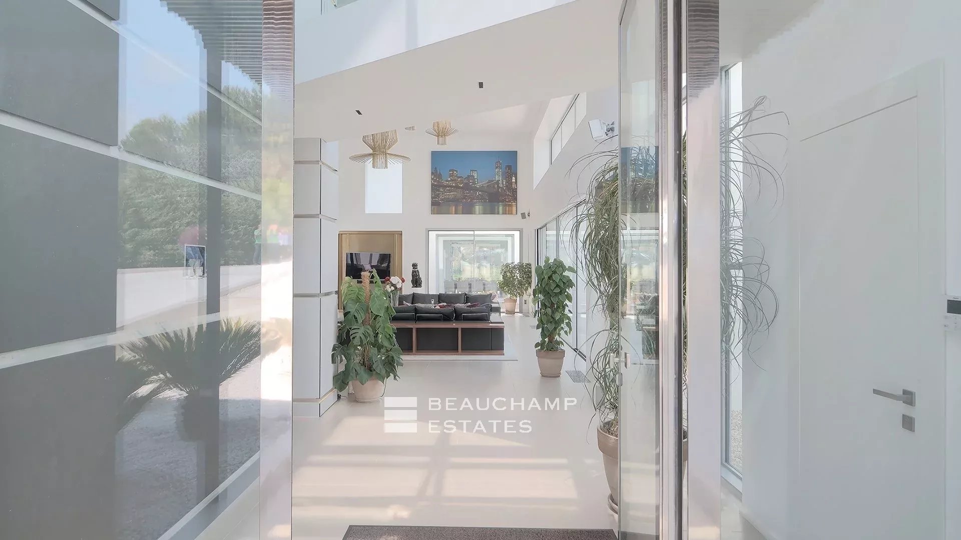 Villa moderne de 5 chambres située au coeur d’un domaine privé à proximité du village de Mougins Modern 5-bedroom villa located in the heart of a private estate near the village of Mougins