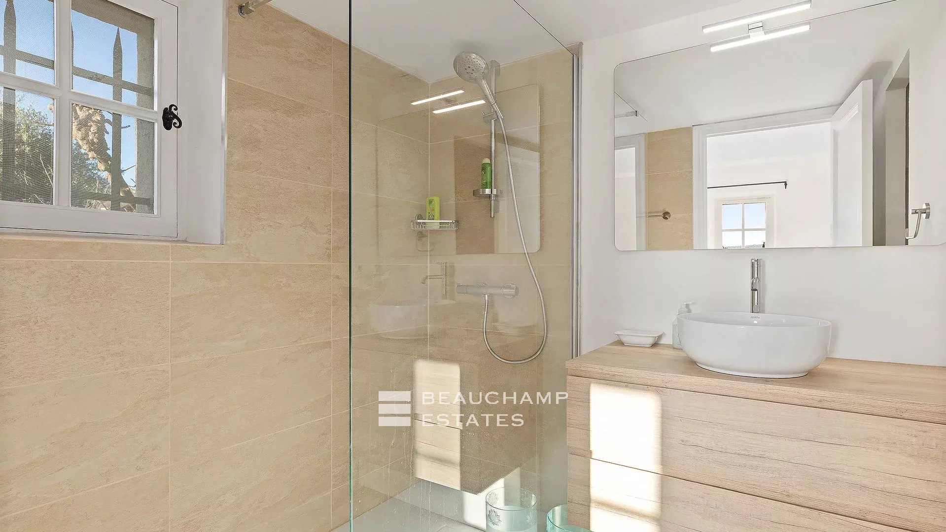 8-bedroom Provencal Mas located in a residential area 8-bedroom Provencal Mas located in a residential area