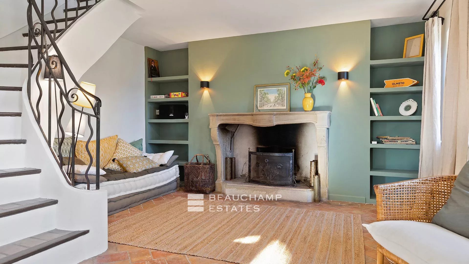 8-bedroom Provencal Mas located in a residential area 8-bedroom Provencal Mas located in a residential area