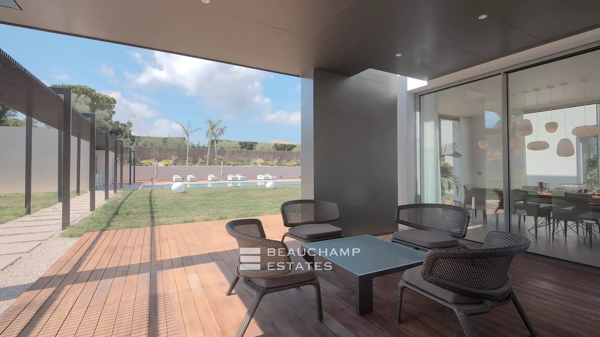 Villa moderne de 5 chambres située au coeur d’un domaine privé à proximité du village de Mougins Modern 5-bedroom villa located in the heart of a private estate near the village of Mougins