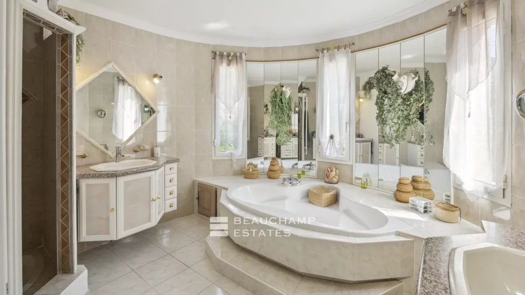 Family house – in a gated residential park 15 minutes from Mandelieu