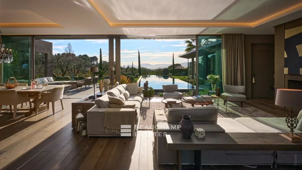 Contemporary 5-Bedroom Villa, Peaceful and Close to Mougins Village