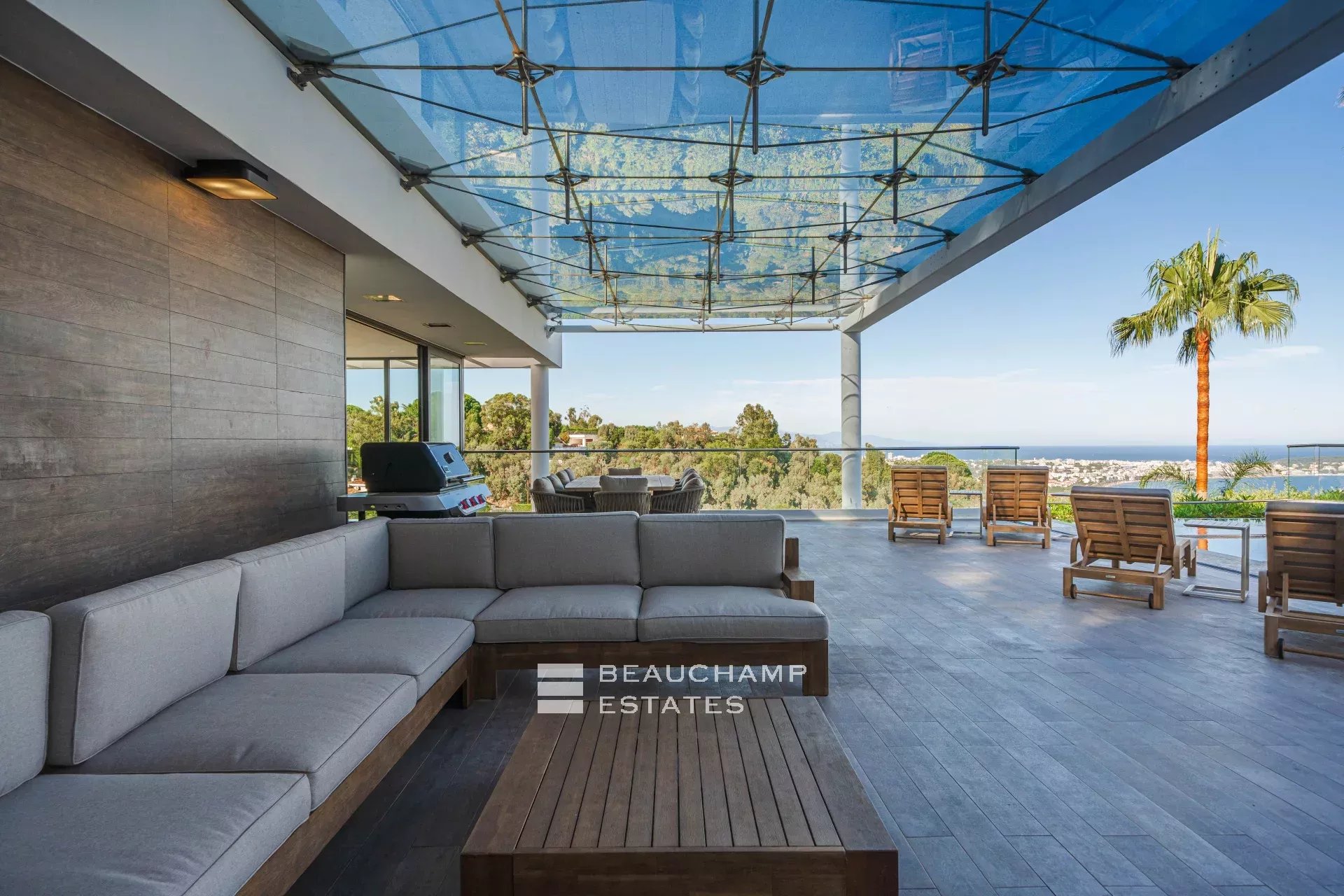 Villa Art Déco fraîchement rénovée avec une magnifique vue mer Newly renovated Art Deco villa with magnificent sea view