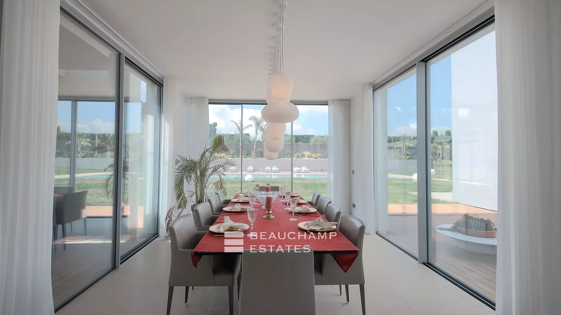 Villa moderne de 5 chambres située au coeur d’un domaine privé à proximité du village de Mougins Modern 5-bedroom villa located in the heart of a private estate near the village of Mougins