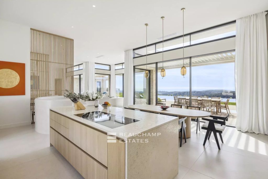 Roquefort-les-Pins – New Contemporary Villa with Exceptional Sea Views