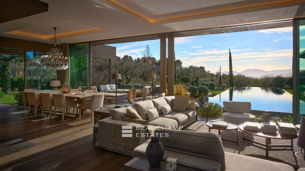 Contemporary 5-Bedroom Villa, Peaceful and Close to Mougins Village