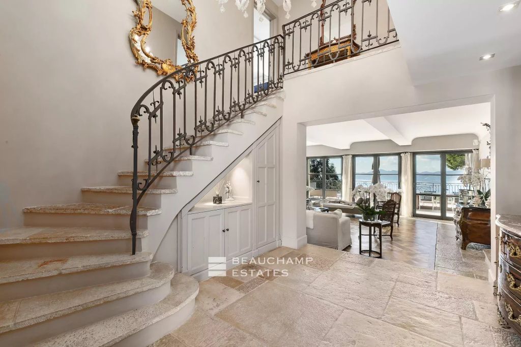 Beautiful modern villa with 6 bedrooms in the hills of Super Cannes