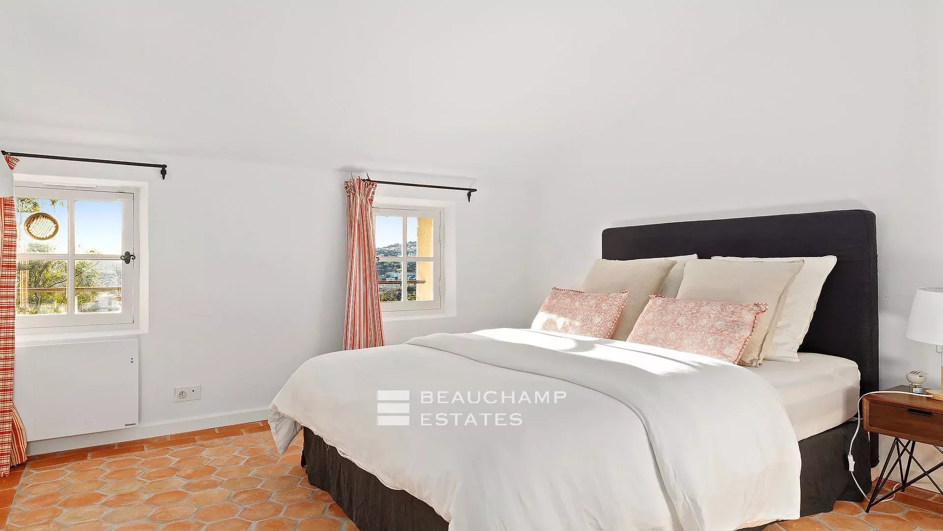 8-bedroom Provencal Mas located in a residential area 8-bedroom Provencal Mas located in a residential area