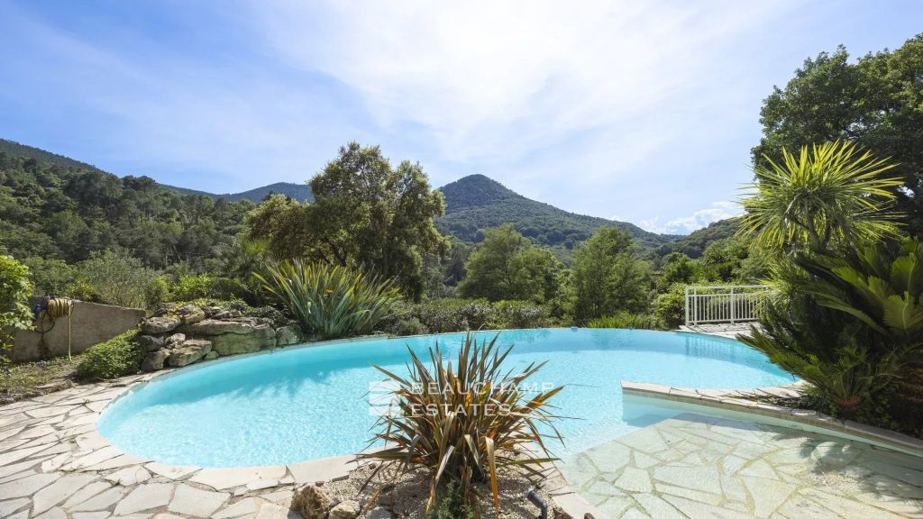 Family house – in a gated residential park 15 minutes from Mandelieu