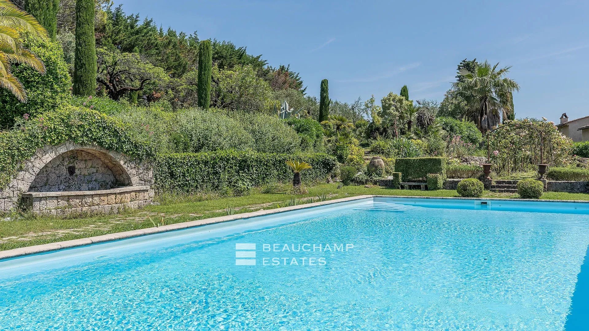 8-bedroom Provencal Mas located in a residential area 8-bedroom Provencal Mas located in a residential area