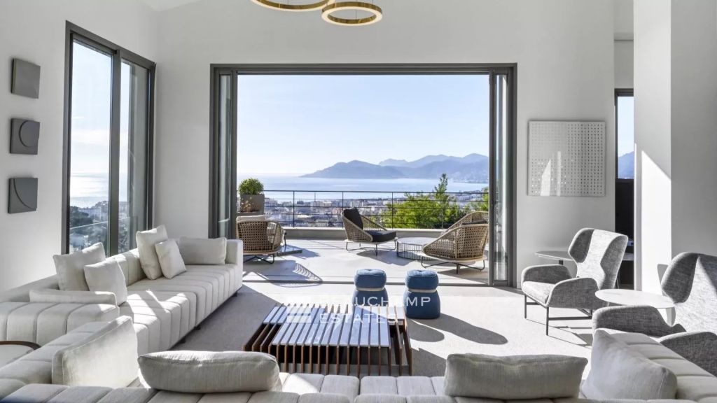 Cannes – contemporary villa with panoramic sea views