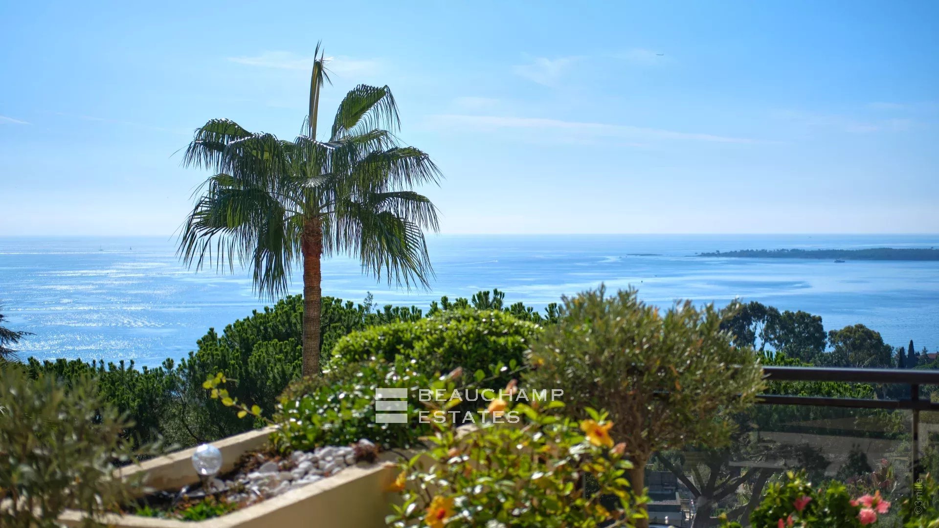 Magnifique appartement 3 chambres avec vue mer, Piscine et Tennis Magnificent 3 bedroom apartment with sea view – Swimming pool and Tennis