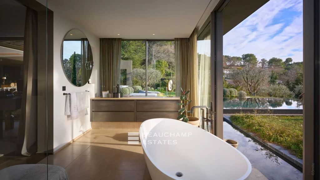 Contemporary 5-Bedroom Villa, Peaceful and Close to Mougins Village