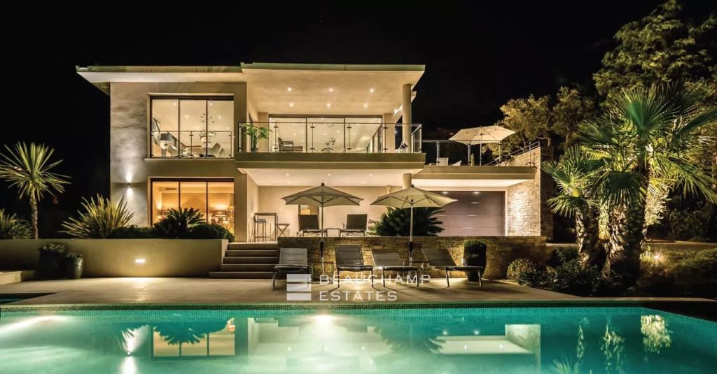 Exceptional modern villa with sea view in Beauvallon
