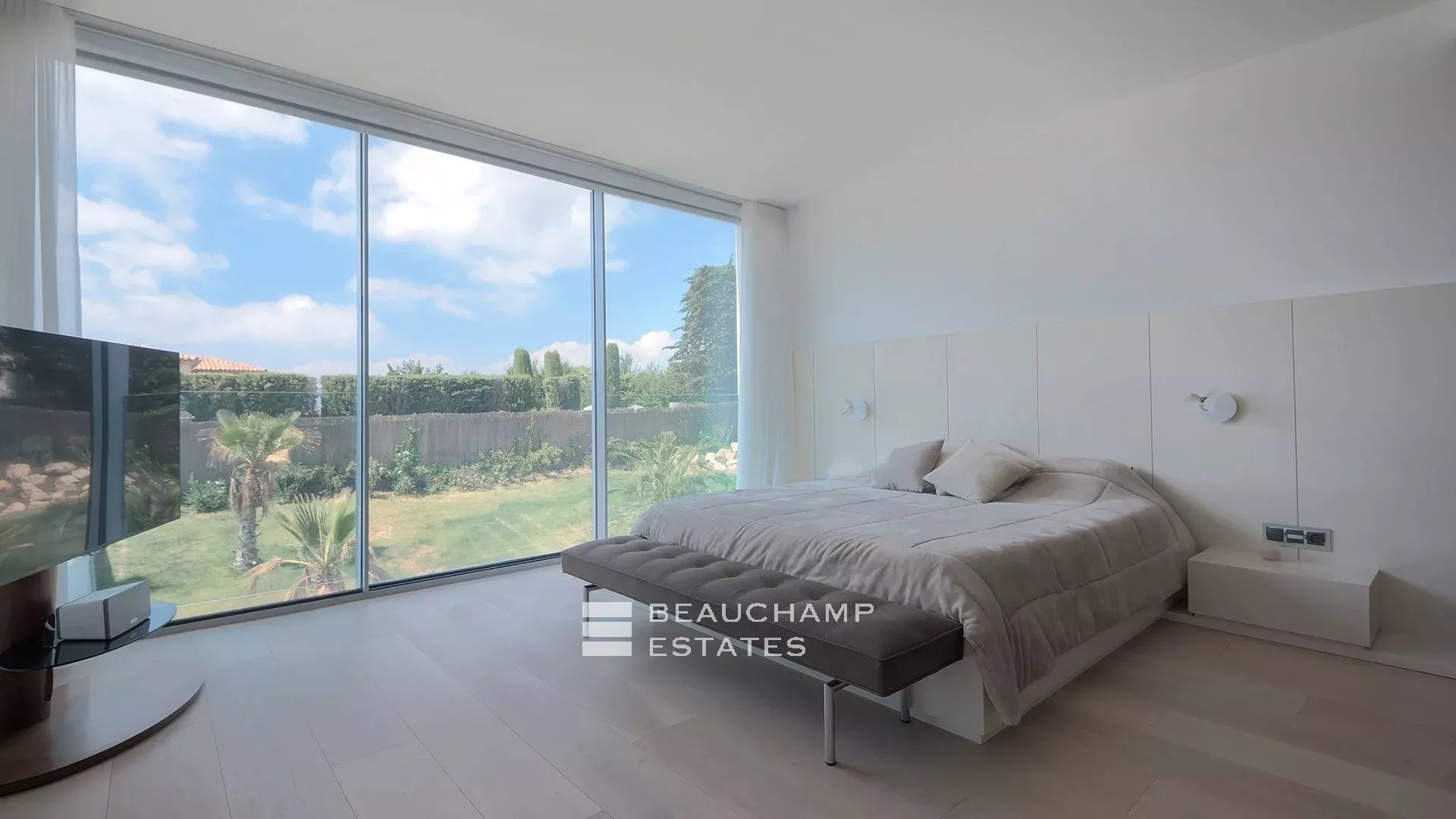 Villa moderne de 5 chambres située au coeur d’un domaine privé à proximité du village de Mougins Modern 5-bedroom villa located in the heart of a private estate near the village of Mougins