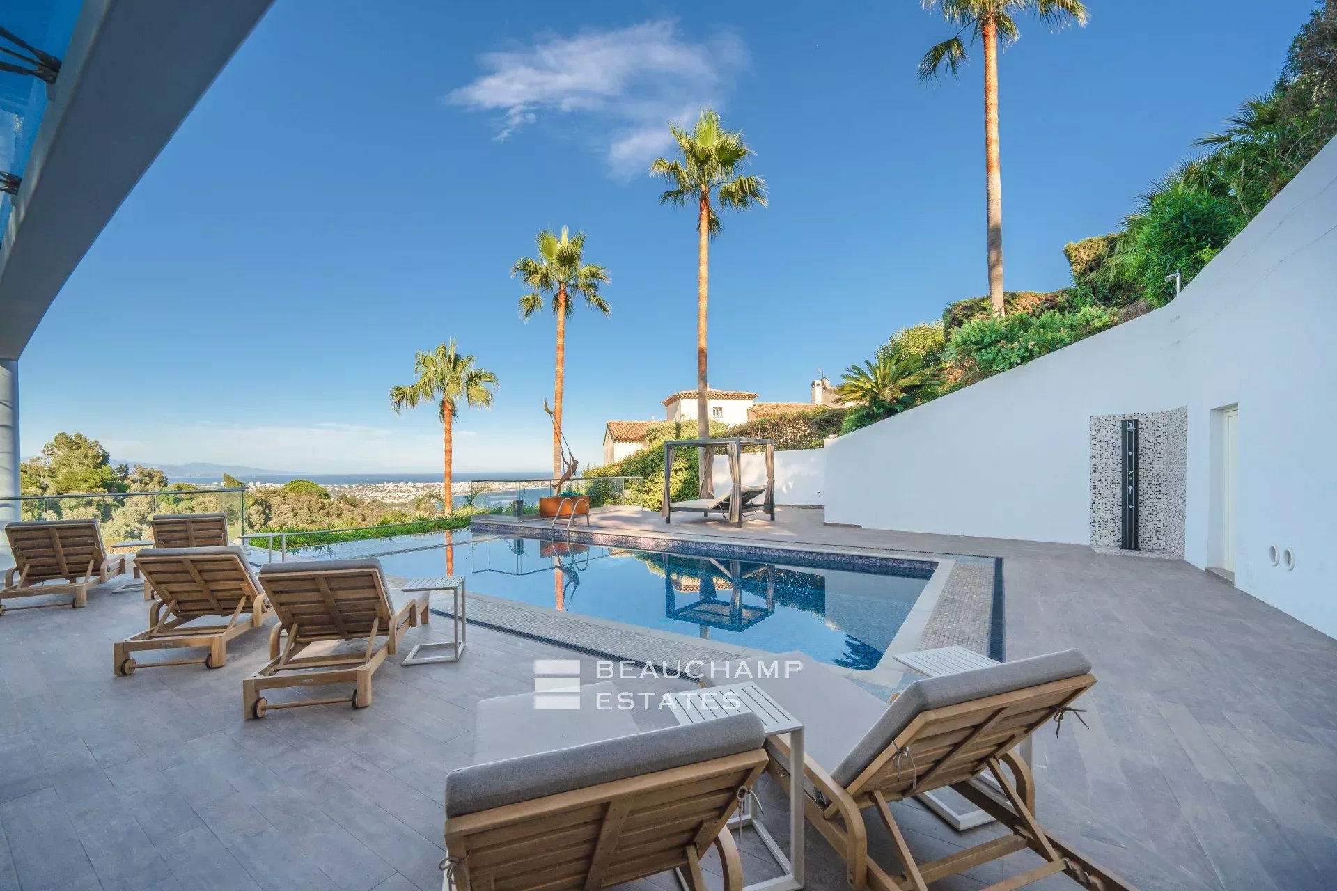 Villa Art Déco fraîchement rénovée avec une magnifique vue mer Newly renovated Art Deco villa with magnificent sea view