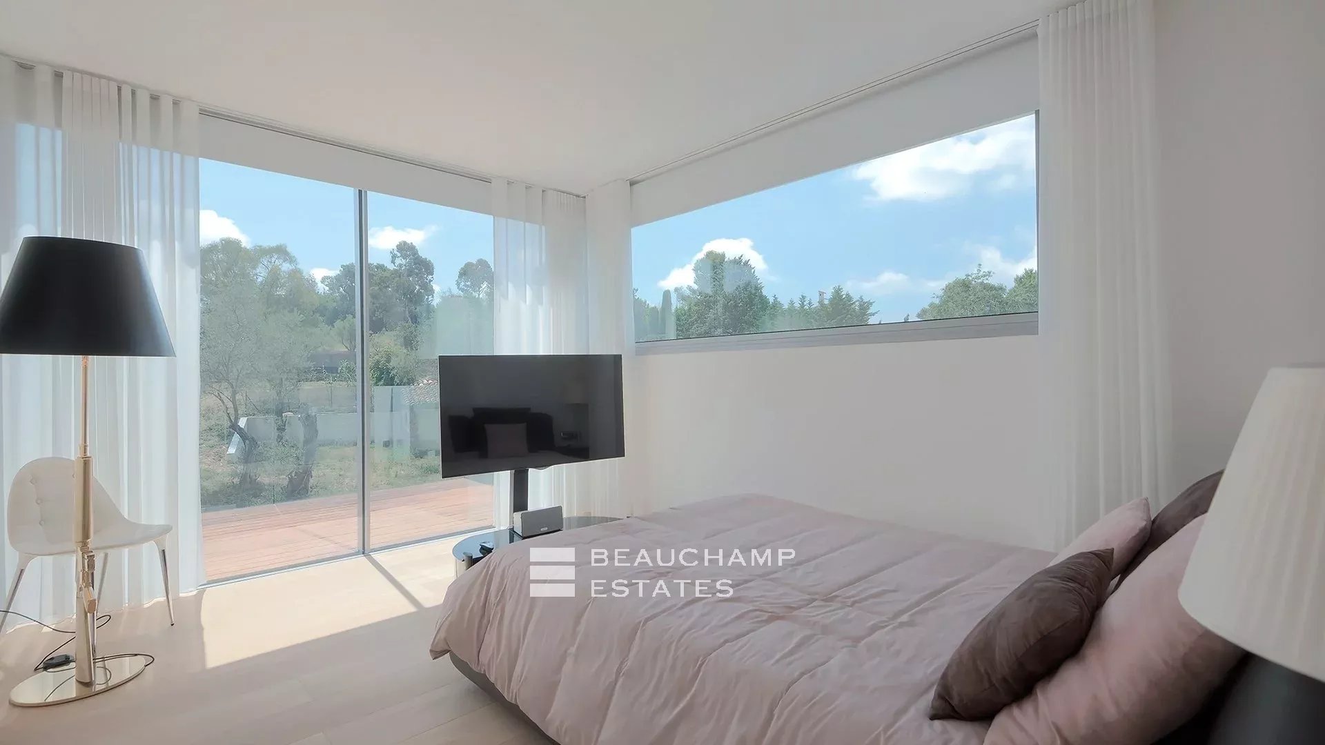 Villa moderne de 5 chambres située au coeur d’un domaine privé à proximité du village de Mougins Modern 5-bedroom villa located in the heart of a private estate near the village of Mougins