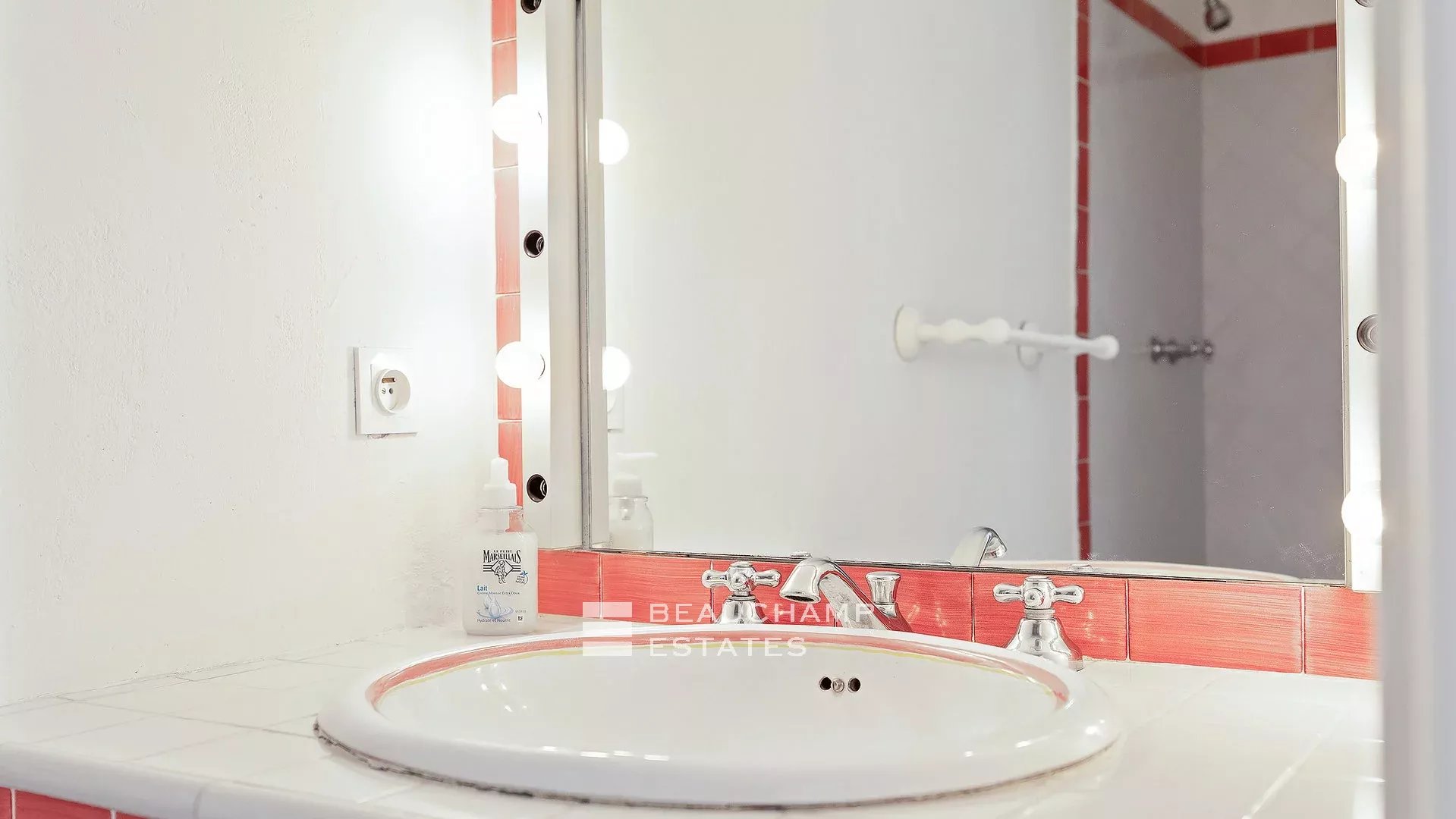 8-bedroom Provencal Mas located in a residential area 8-bedroom Provencal Mas located in a residential area