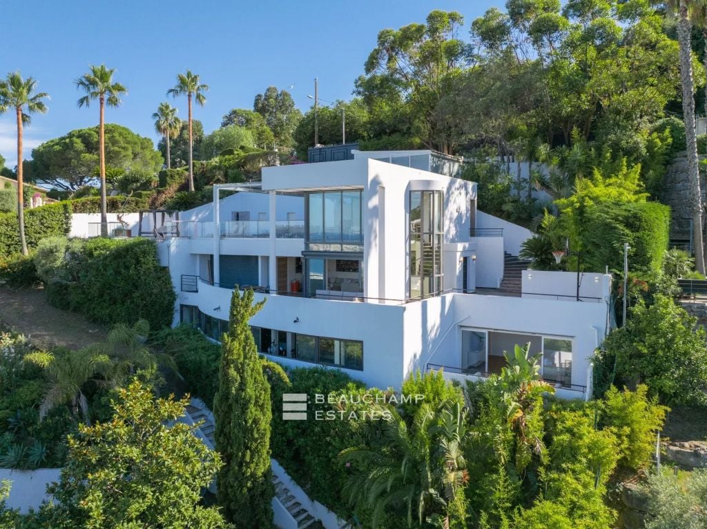Newly renovated Art Deco villa with magnificent sea view