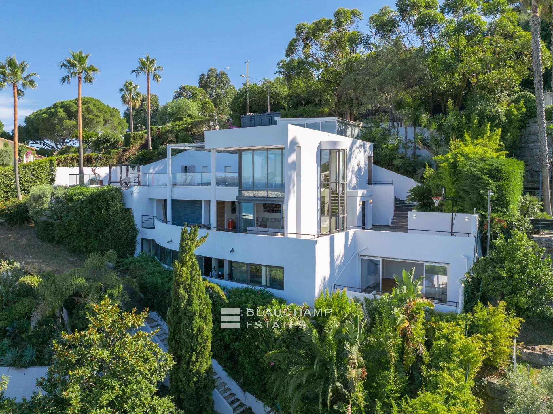 Villa Art Déco fraîchement rénovée avec une magnifique vue mer Newly renovated Art Deco villa with magnificent sea view