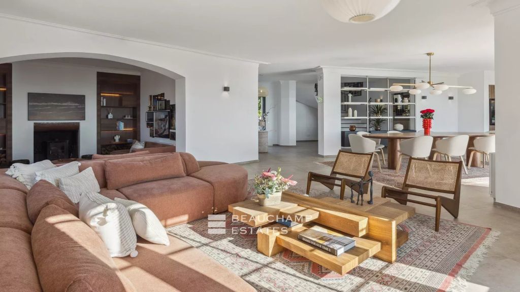 Superb 8-bedroom villa nestled in the heights of Mandelieu
