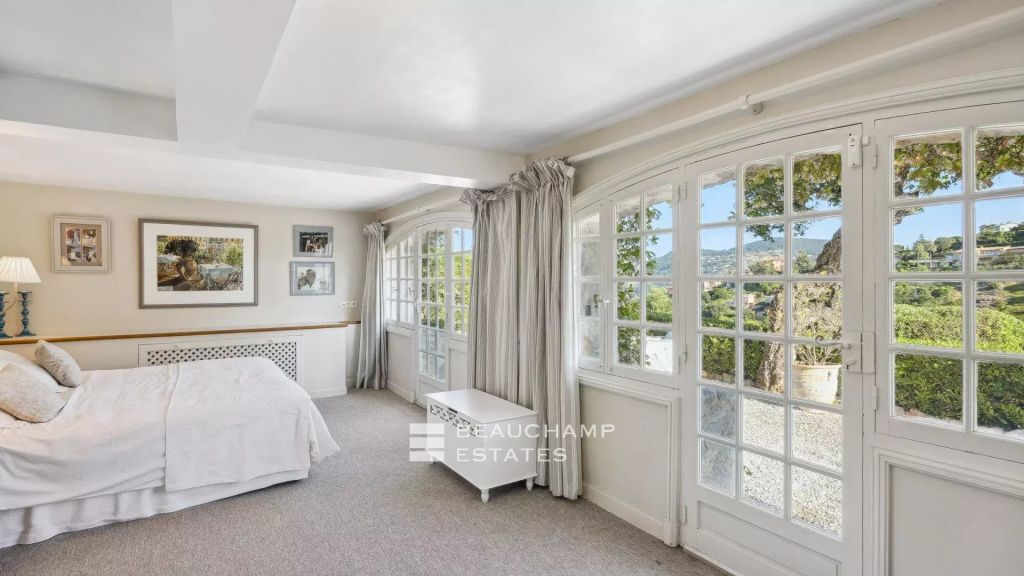 Charming Provençal Villa with Sea and Mountain Views