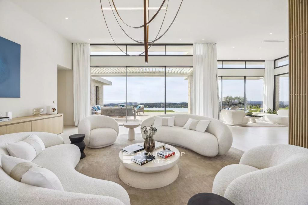 Roquefort-les-Pins – New Contemporary Villa with Exceptional Sea Views