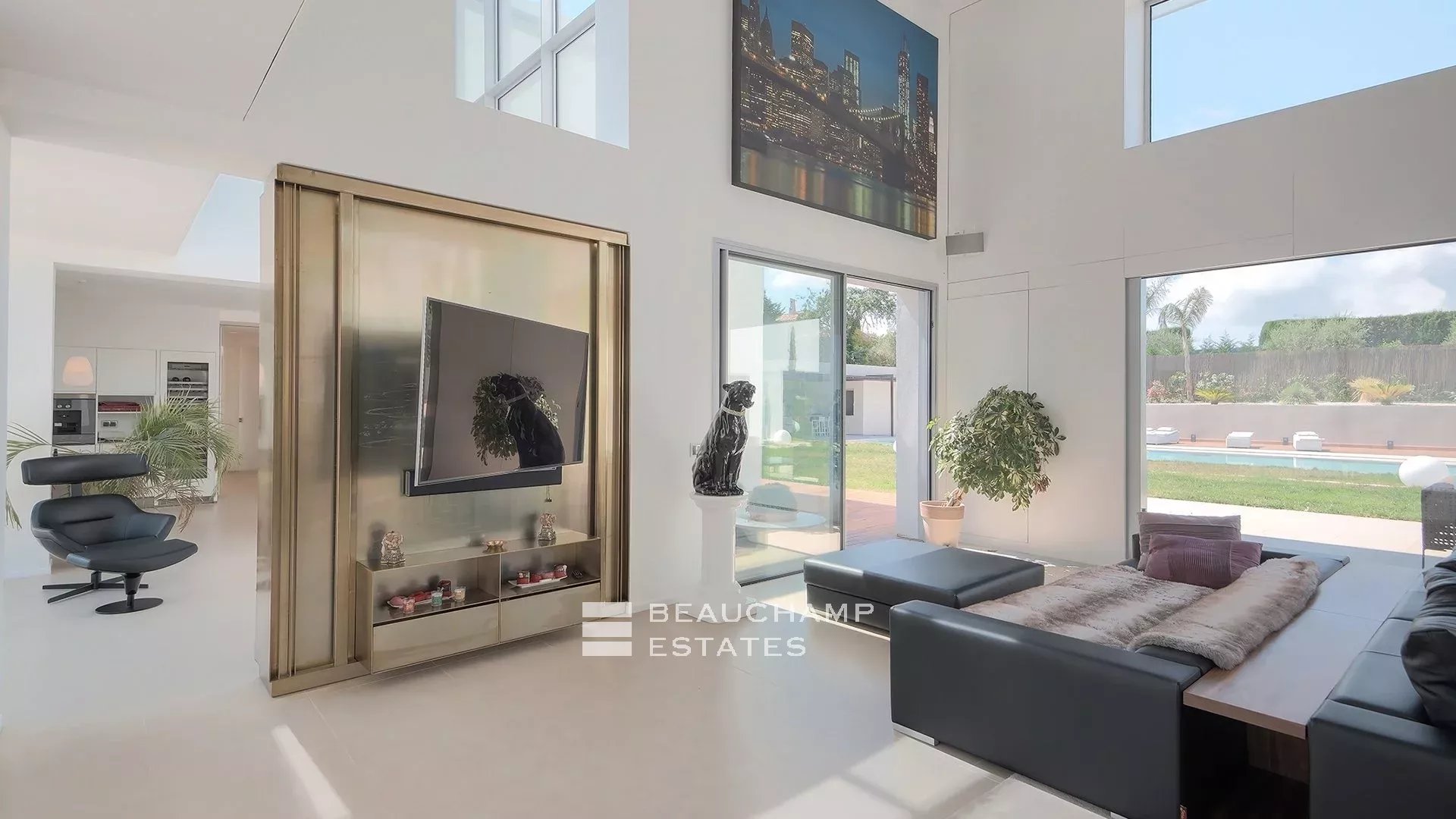 Villa moderne de 5 chambres située au coeur d’un domaine privé à proximité du village de Mougins Modern 5-bedroom villa located in the heart of a private estate near the village of Mougins