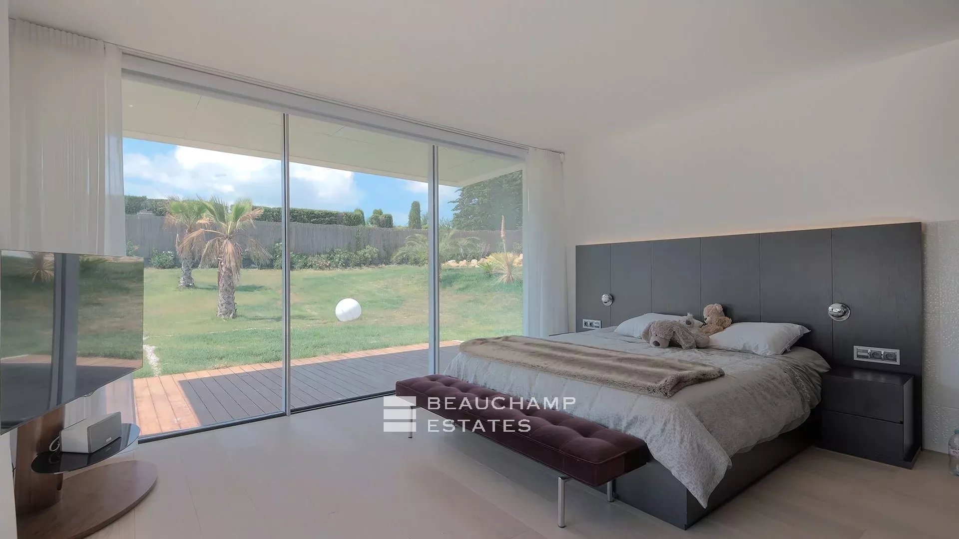 Villa moderne de 5 chambres située au coeur d’un domaine privé à proximité du village de Mougins Modern 5-bedroom villa located in the heart of a private estate near the village of Mougins