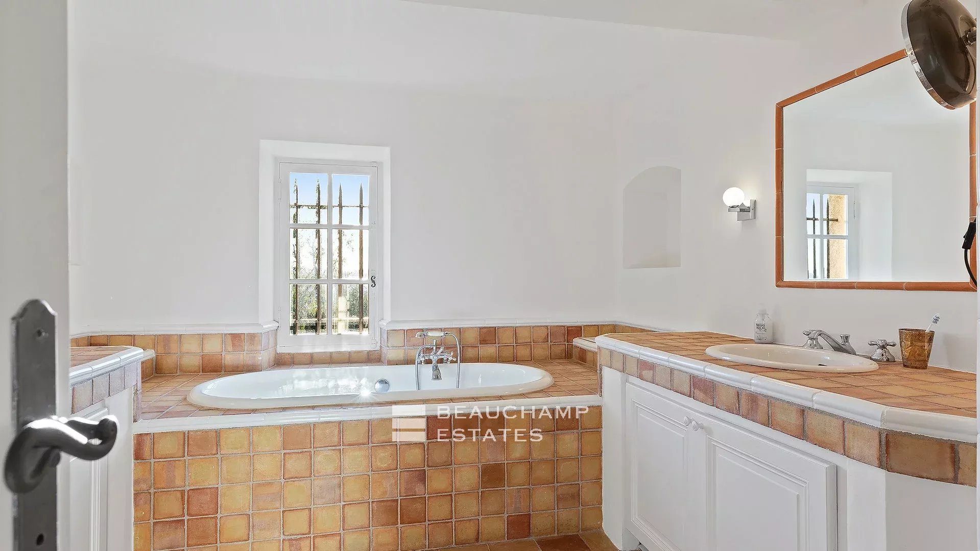 8-bedroom Provencal Mas located in a residential area 8-bedroom Provencal Mas located in a residential area
