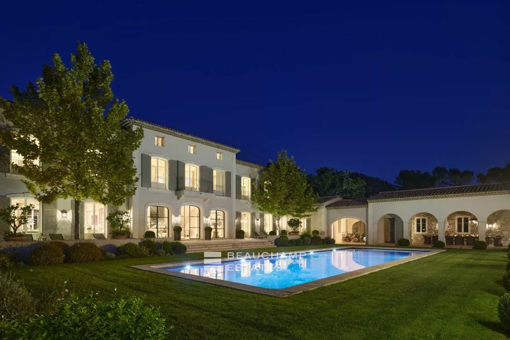 Luxury 8-Bedroom Property with Entertainment Room, Cinema, Wine Cellar, Spa, and Golf View in the Heart of the Exclusive Terre Blanche Estate