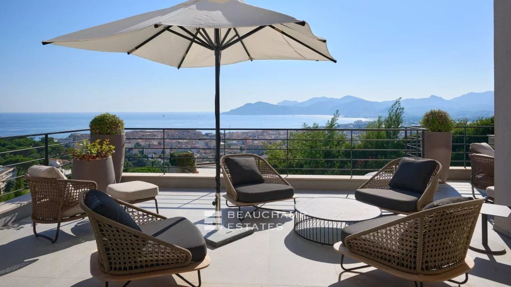 Cannes – contemporary villa with panoramic sea views