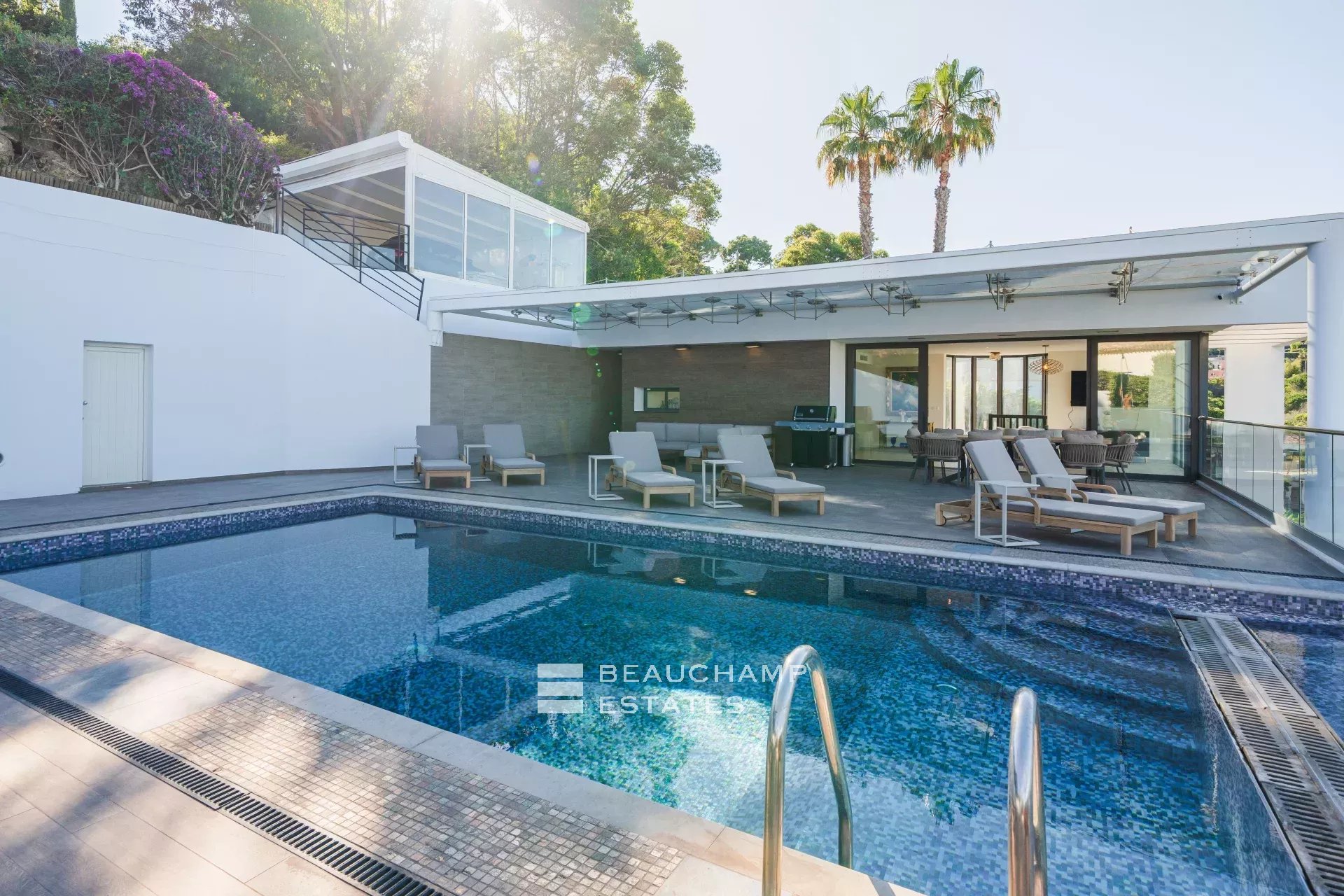 Villa Art Déco fraîchement rénovée avec une magnifique vue mer Newly renovated Art Deco villa with magnificent sea view