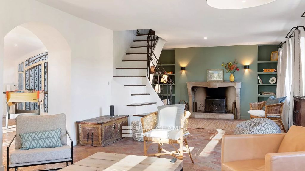 8-bedroom Provencal Mas located in a residential area