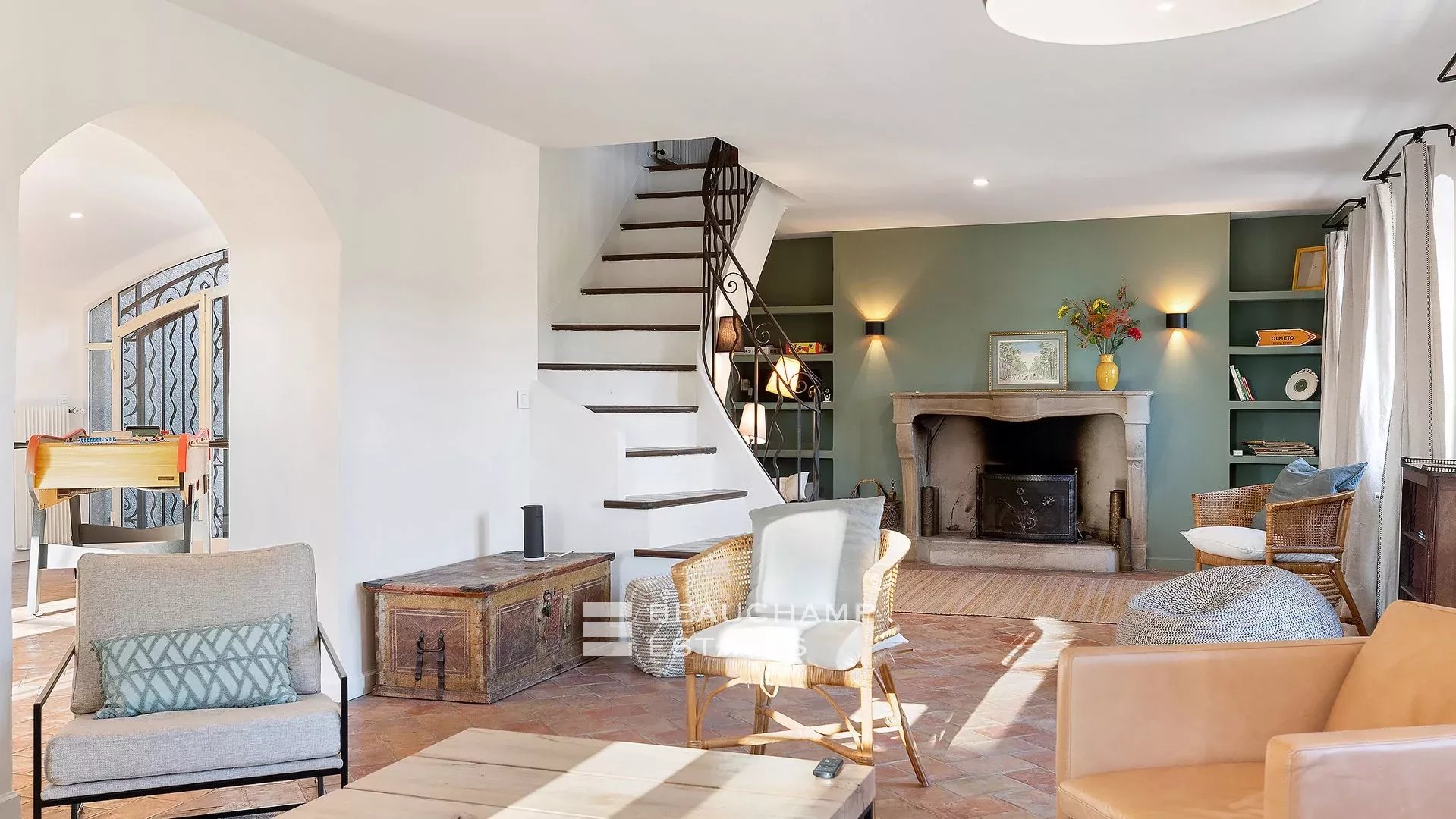 8-bedroom Provencal Mas located in a residential area 8-bedroom Provencal Mas located in a residential area