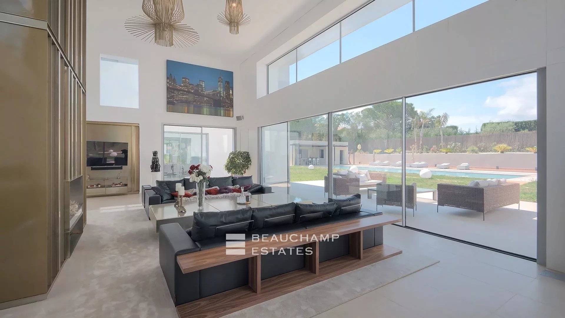 Villa moderne de 5 chambres située au coeur d’un domaine privé à proximité du village de Mougins Modern 5-bedroom villa located in the heart of a private estate near the village of Mougins