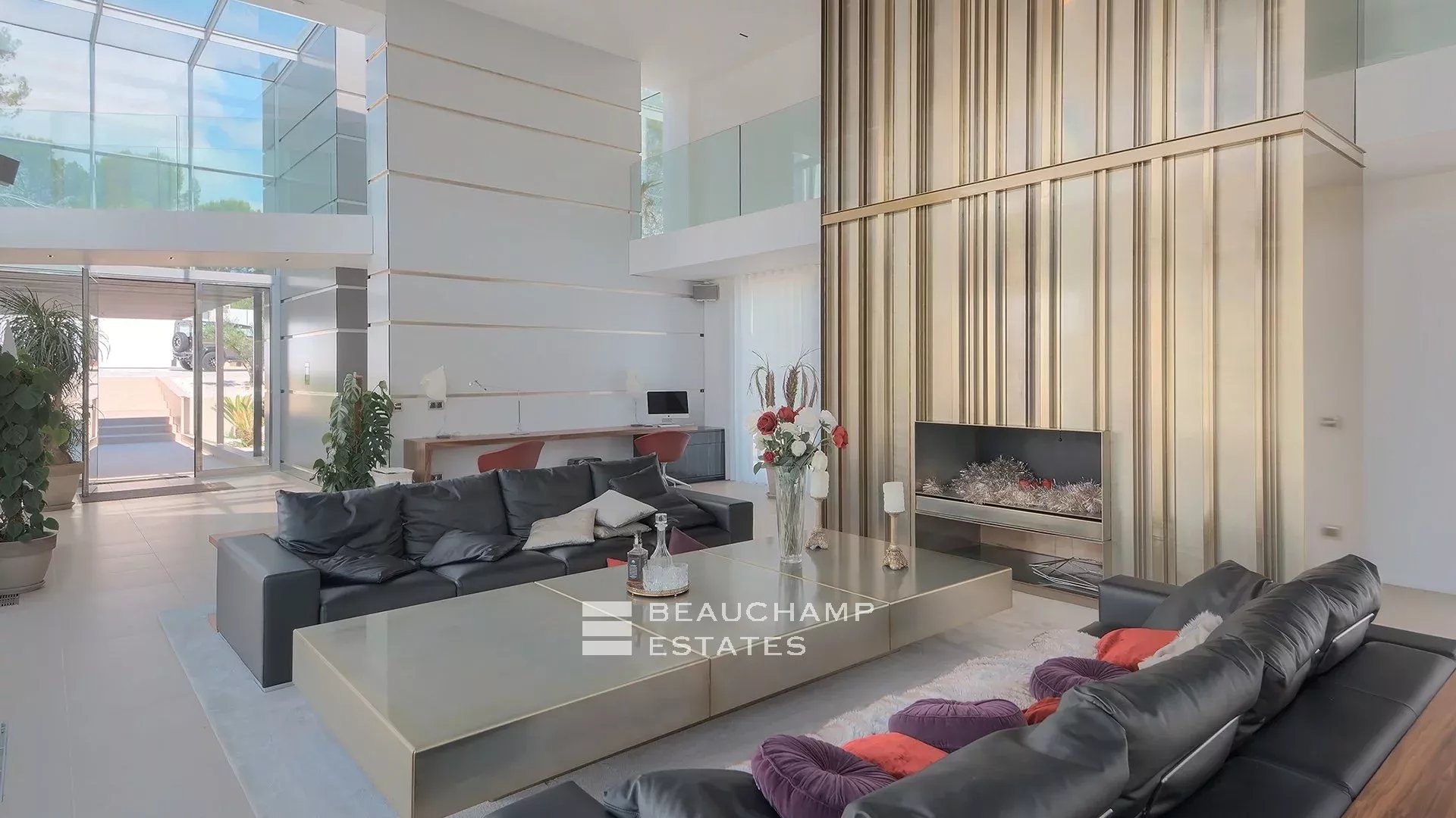 Villa moderne de 5 chambres située au coeur d’un domaine privé à proximité du village de Mougins Modern 5-bedroom villa located in the heart of a private estate near the village of Mougins