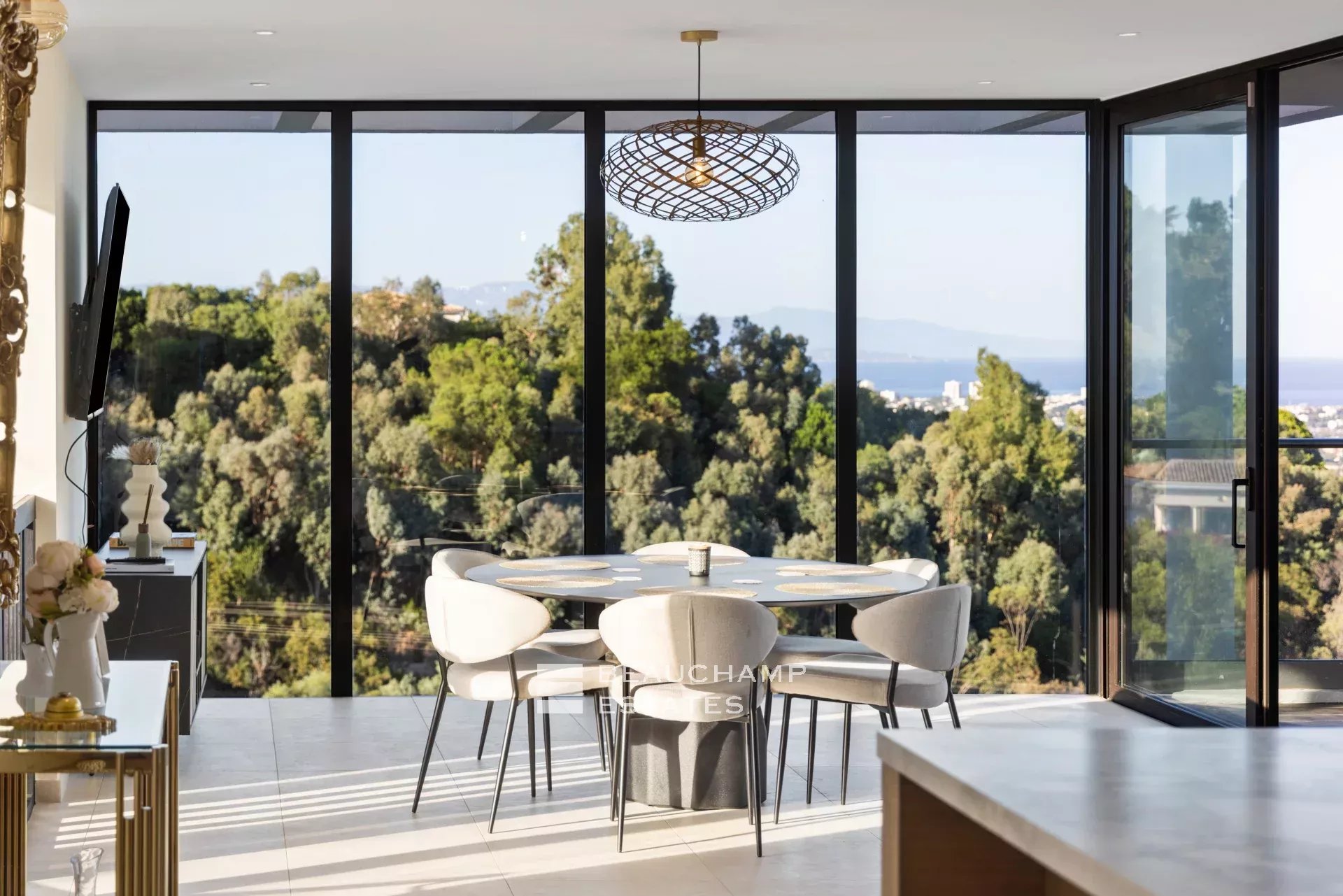 Villa Art Déco fraîchement rénovée avec une magnifique vue mer Newly renovated Art Deco villa with magnificent sea view