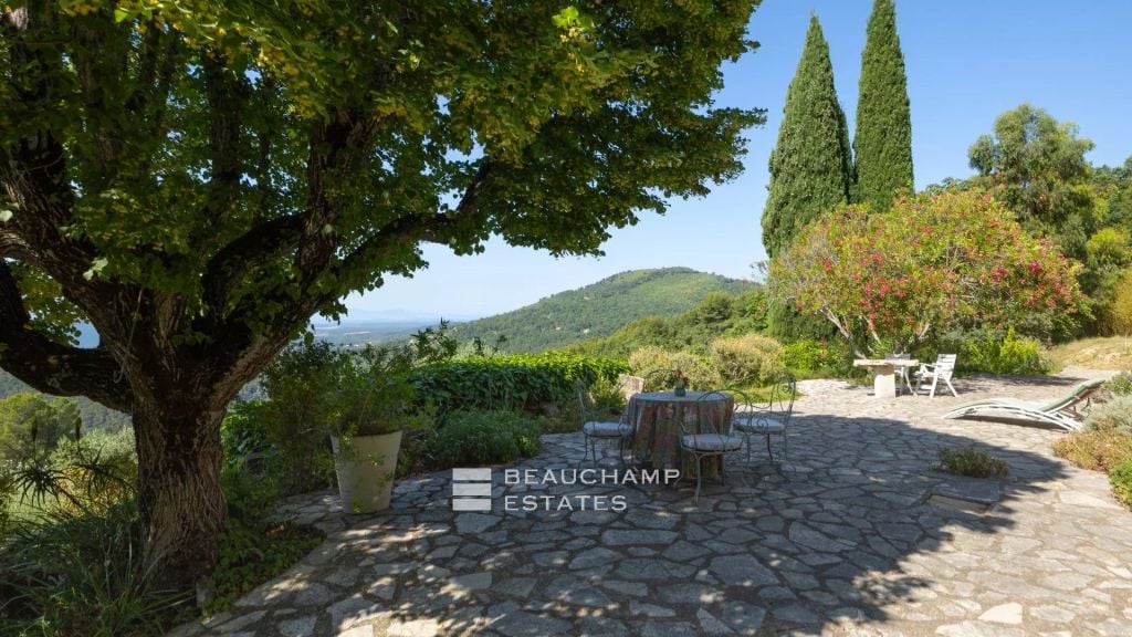 Gated provençal estate with 11 bedrooms and panoramic views – Seillans