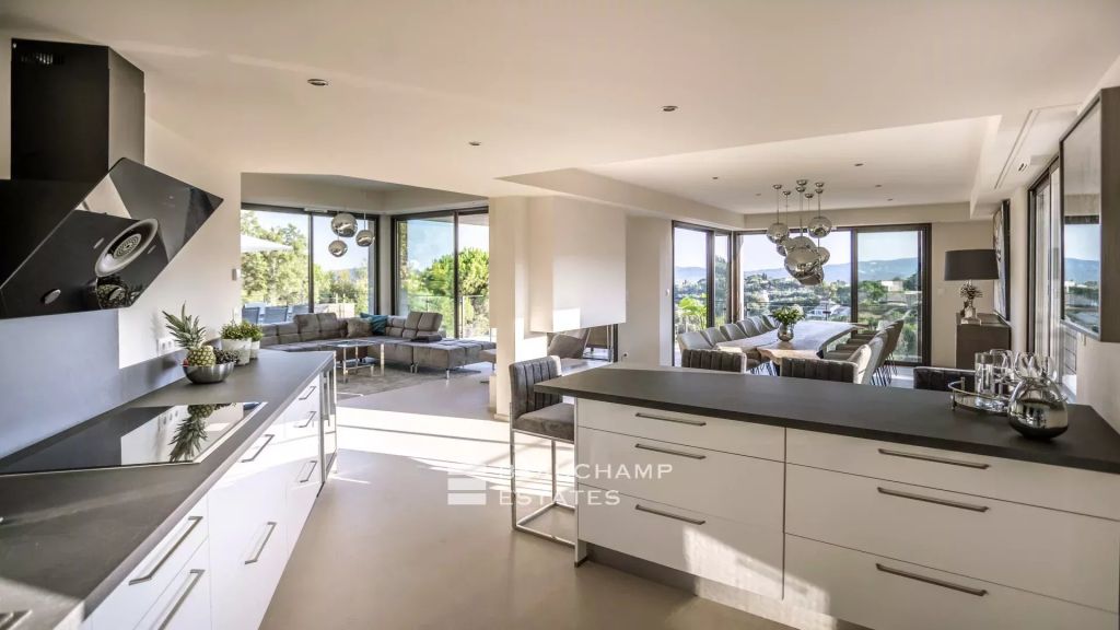 Exceptional modern villa with sea view in Beauvallon