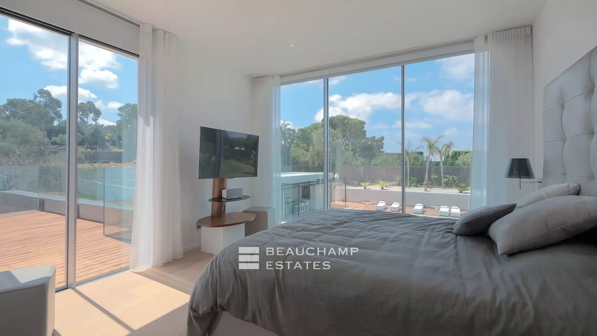 Villa moderne de 5 chambres située au coeur d’un domaine privé à proximité du village de Mougins Modern 5-bedroom villa located in the heart of a private estate near the village of Mougins