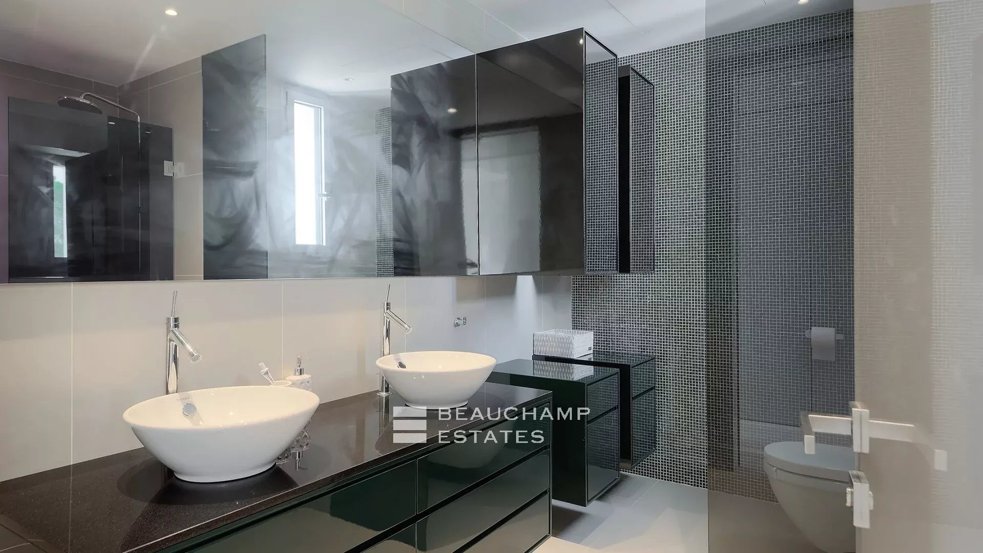 Villa moderne de 5 chambres située au coeur d’un domaine privé à proximité du village de Mougins Modern 5-bedroom villa located in the heart of a private estate near the village of Mougins