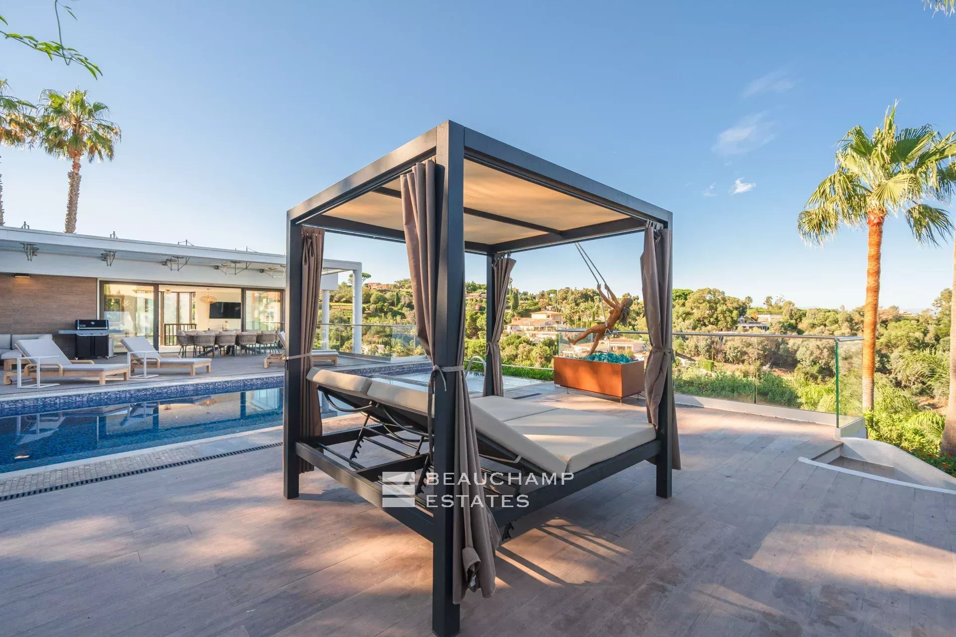 Villa Art Déco fraîchement rénovée avec une magnifique vue mer Newly renovated Art Deco villa with magnificent sea view