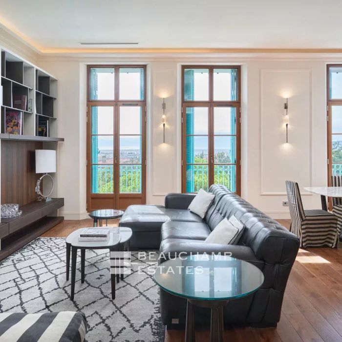 Luxurious 2 bedroom apartment, renovated and sea view