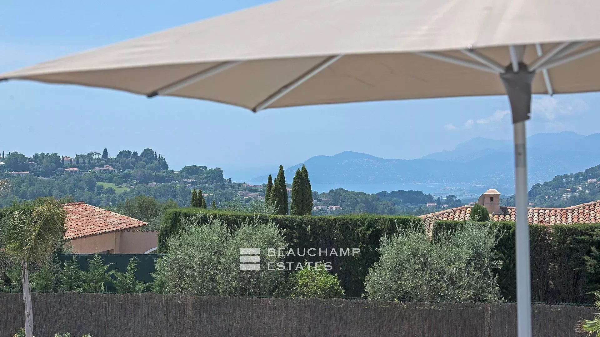 Villa moderne de 5 chambres située au coeur d’un domaine privé à proximité du village de Mougins Modern 5-bedroom villa located in the heart of a private estate near the village of Mougins