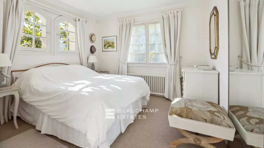 Charming Provençal Villa with Sea and Mountain Views