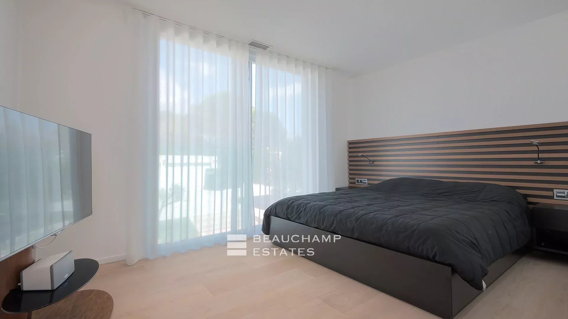 Villa moderne de 5 chambres située au coeur d’un domaine privé à proximité du village de Mougins Modern 5-bedroom villa located in the heart of a private estate near the village of Mougins